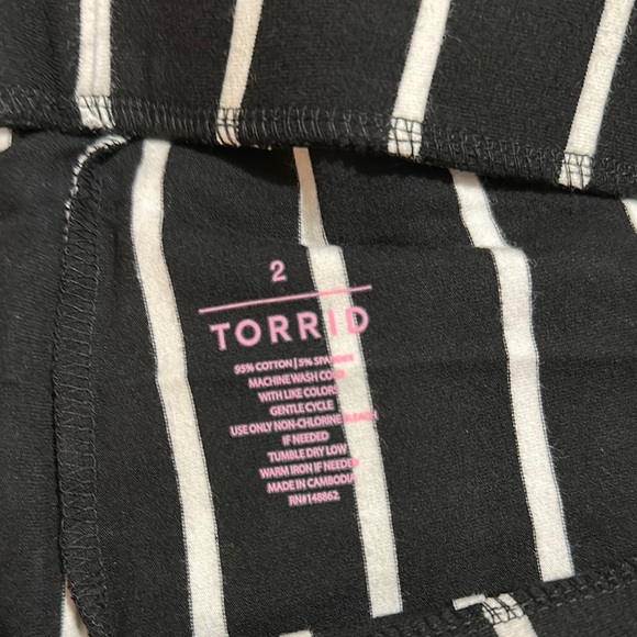 NWOT torrid 2x Black and White Striped Leggings - Picture 3 of 4